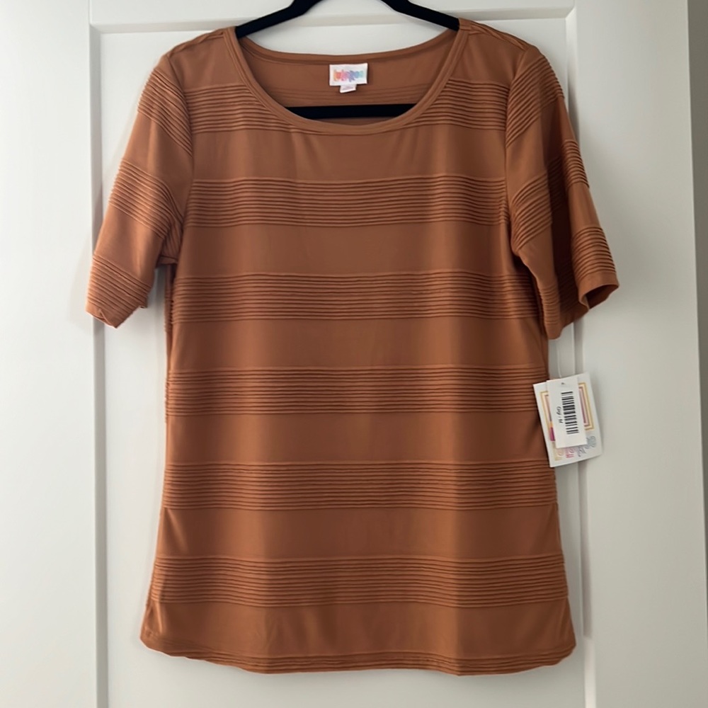 NEW w/tags LuLaRoe Gigi top in a goldenrod color. Gorgeous pleating. Size Medium